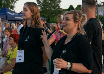 dwie młode kobiety, wolontariuszki patrzą się na występy podczas festiwalu