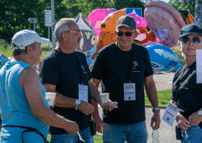 grupa 4 os&oacute;b po 50 roku życia, rozmawiają , są na festynie